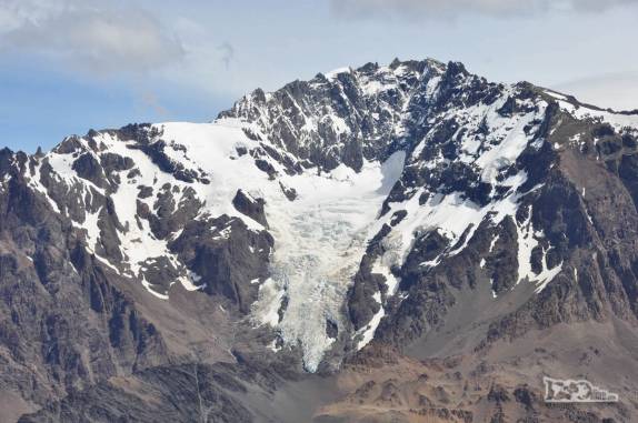 Uma geleira desce a montanha no Parque Nacional Los Glaciares, em El Chaltén, na patagônia argentina